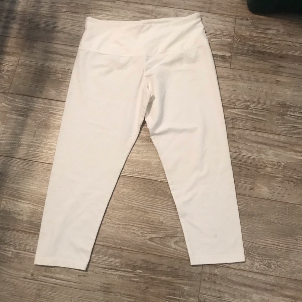 White knee length/stretch leggings